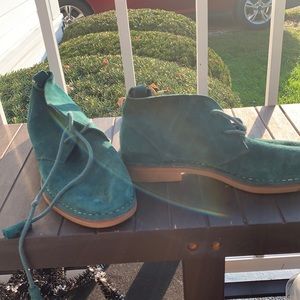 Teal Hush Puppies shoes, like new.